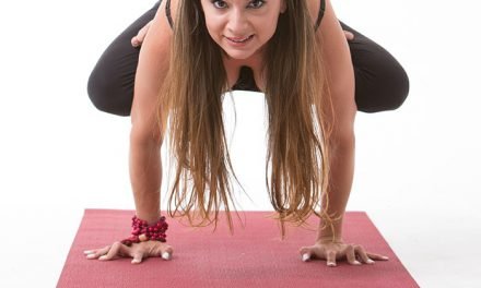 Dennice Sanhueza de Cardoze, detrás de Yoga Element