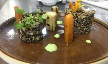 Ensalada de quinoa con vegetales y aderezo de pera cítrico con chía
