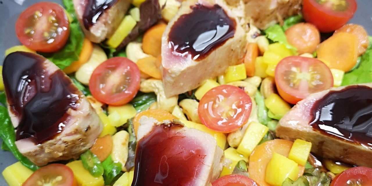 Ensalada de mézclum con pepitas de marañón, atún rojo y mango con aderezo balsámico